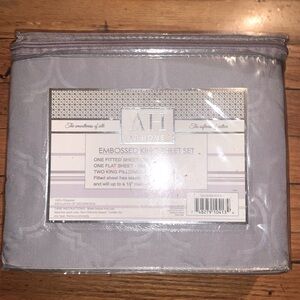 NWT king size embossed luxurious sheets set!